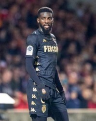  尼姆中场拦截滴水不漏，法甲铁血防守赢得尊重