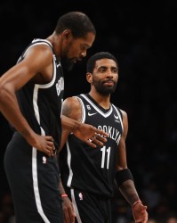  篮网本·西蒙斯复出战旧主，76人惨败引争议  