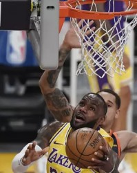  库里三分绝杀雷霆迎五连胜  