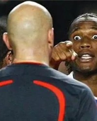  尼斯主帅赛后炮轰裁判，争议判罚引发舆论风波  